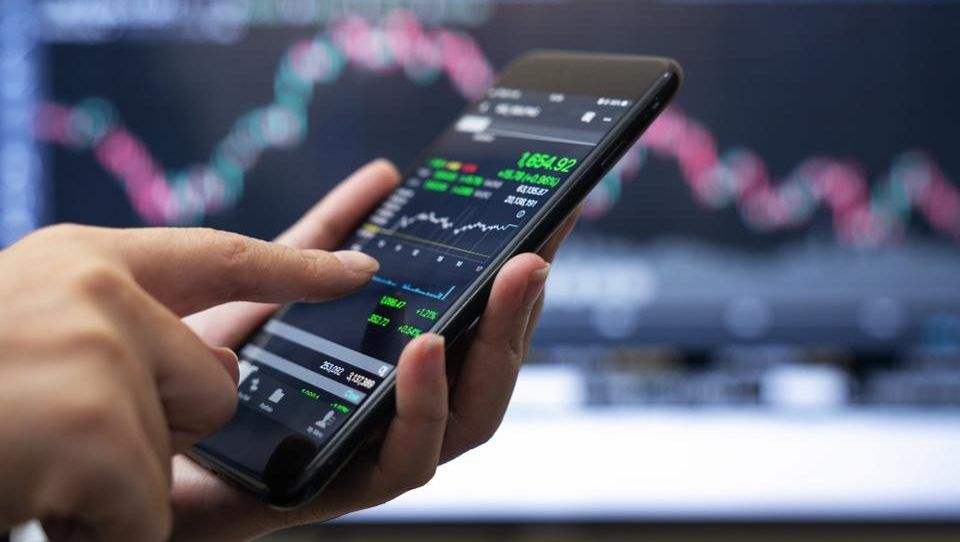 What are the two types of brokerage accounts